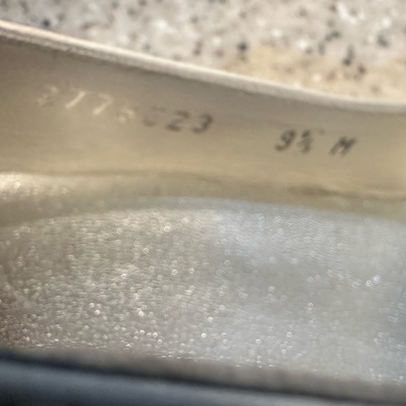 Stuart Weitzman Gigiritz White Satin Pump - Picture 9 of 12